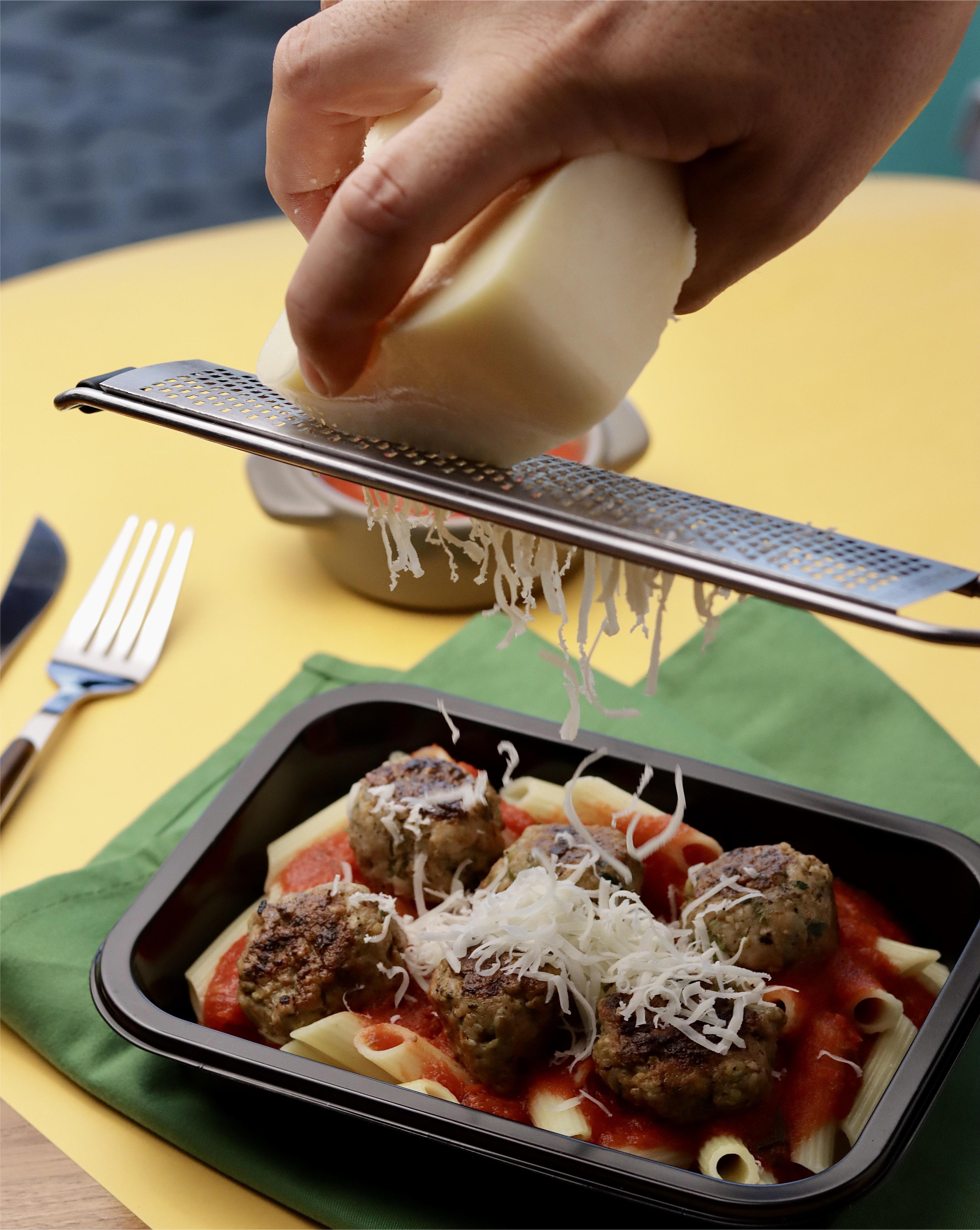 Almondegas de frango com penne ao pomodoro